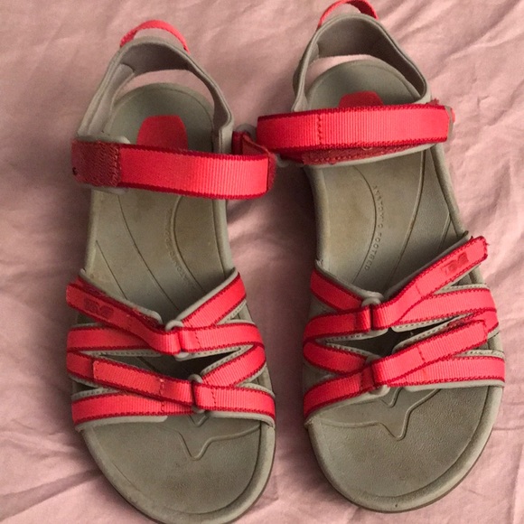 Teva size 8.5 Coral adjustable Sandals perfect for water,walking  or hiking NWOT - Picture 1 of 12